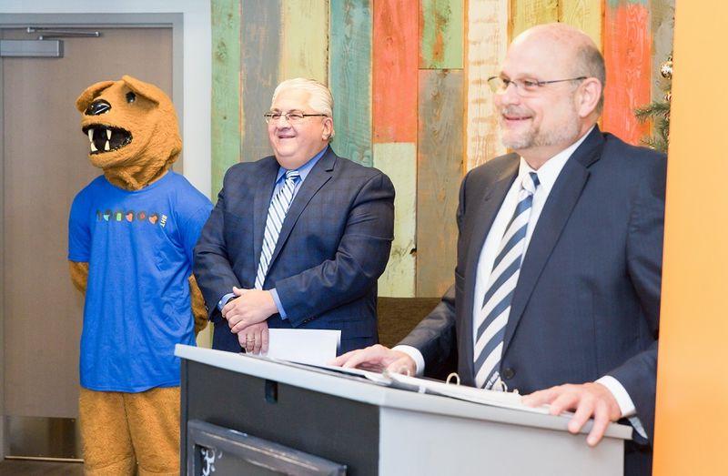 Dr. Kevin Snider, Chancellor, 宾州州立大学新肯辛顿分校(左), Thomas Guzzo, Mayor, City of New Kensington, and the Nittany Lion mascot