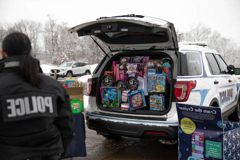 警察 cruiser filled with gifts