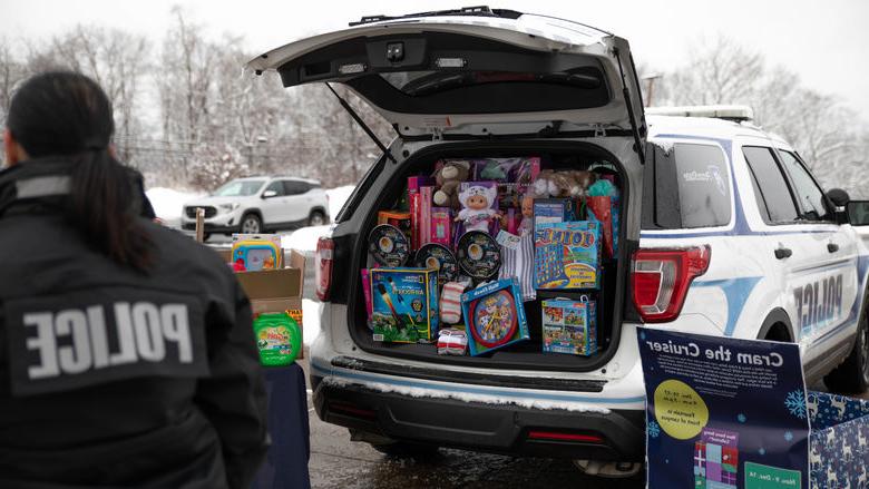 警察 cruiser filled with gifts