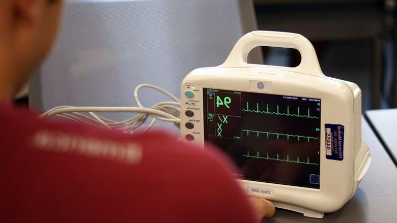 Student viewing patient monitor